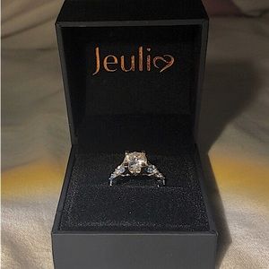 Jeulia butterfly round cut sterling silver ring